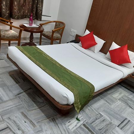 City Palace Hotel होटल सिटी पैलेस Насик Экстерьер фото