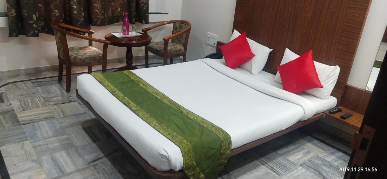 City Palace Hotel होटल सिटी पैलेस Насик Экстерьер фото