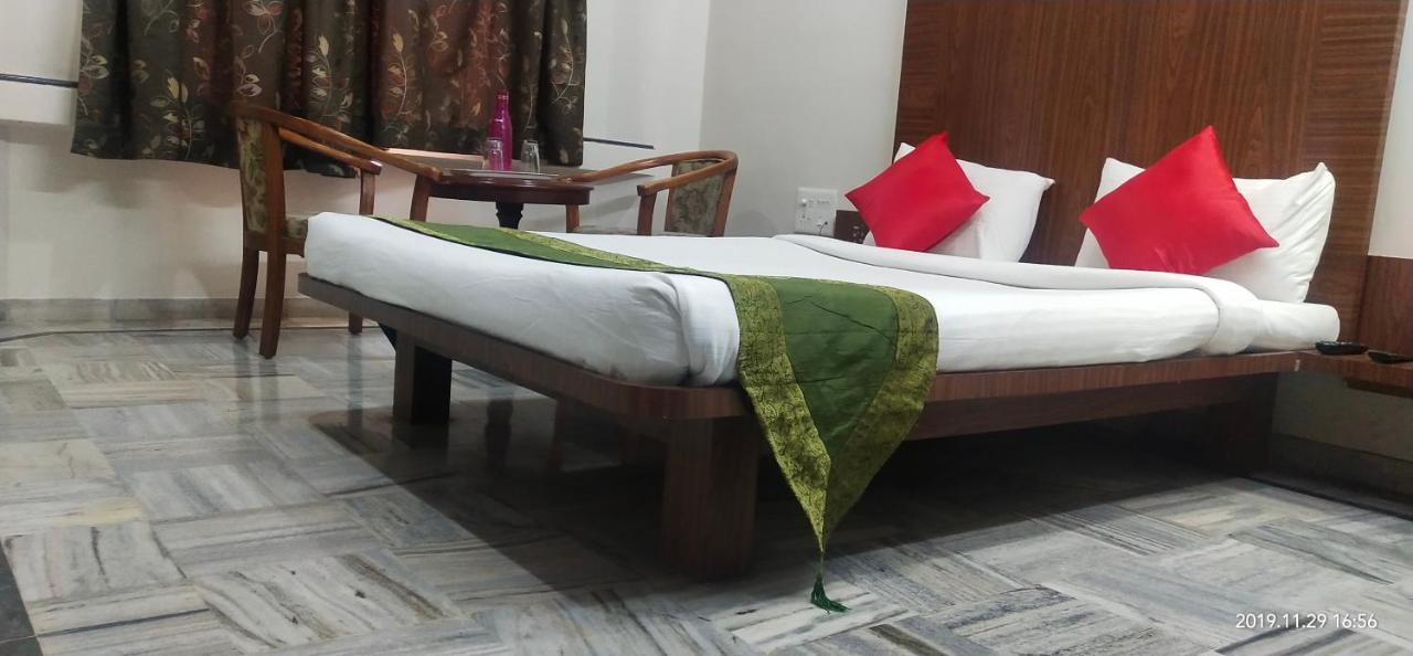 City Palace Hotel होटल सिटी पैलेस Насик Экстерьер фото