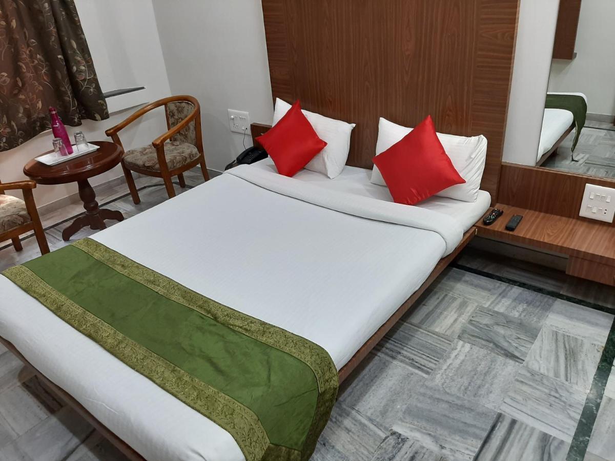 City Palace Hotel होटल सिटी पैलेस Насик Экстерьер фото