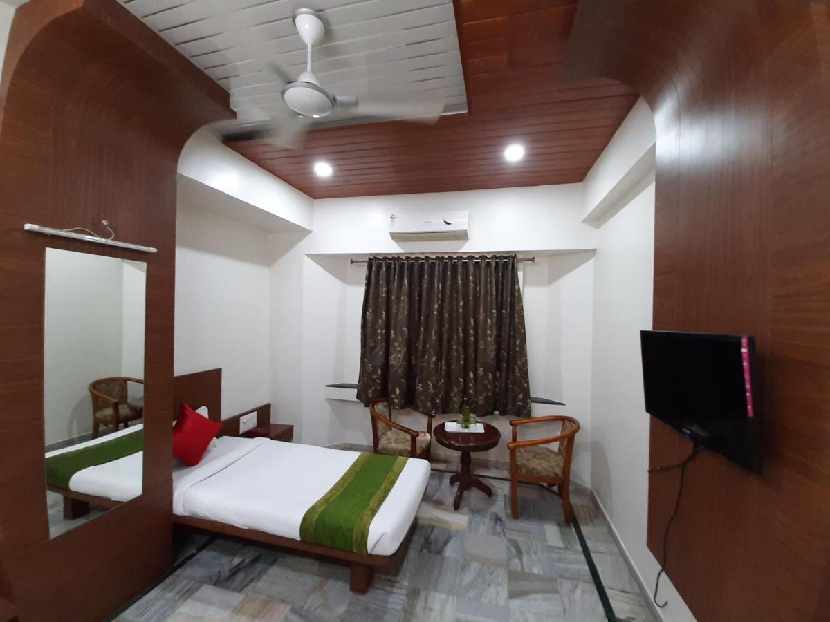 City Palace Hotel होटल सिटी पैलेस Насик Экстерьер фото